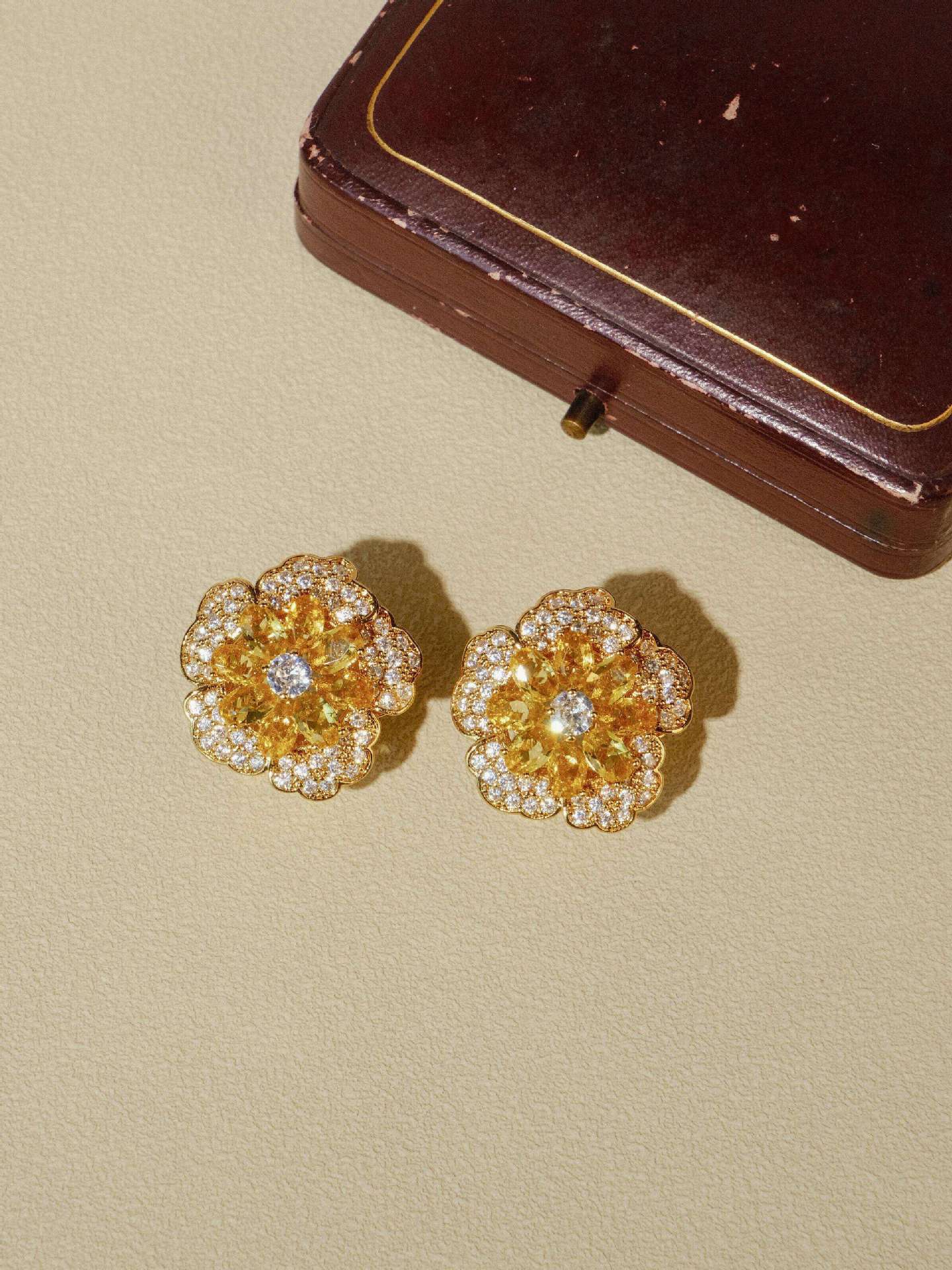 Green Field & Star Cluster – 1950s High Jewelry Turquoise and Green Stone  & Clip-on Earrings