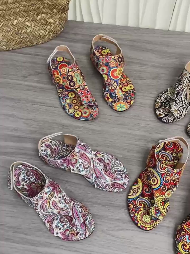 महिलाओं के लिए बोहेमियन ज्यामितीय पैटर्न वाले फ्लैट सैंडल